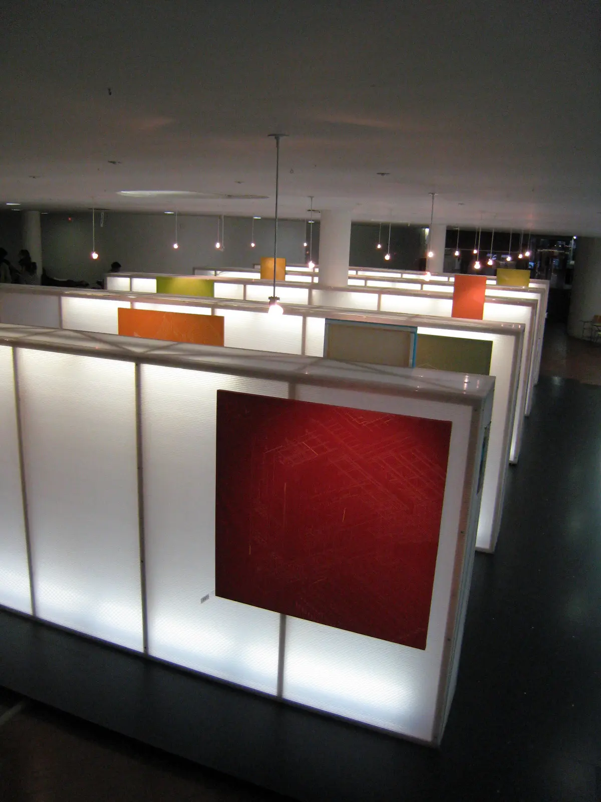 Exposición de ARQTOPSIA entre muros luminosos en la Escuela Técnica Superior de Arquitectura de Barcelona
