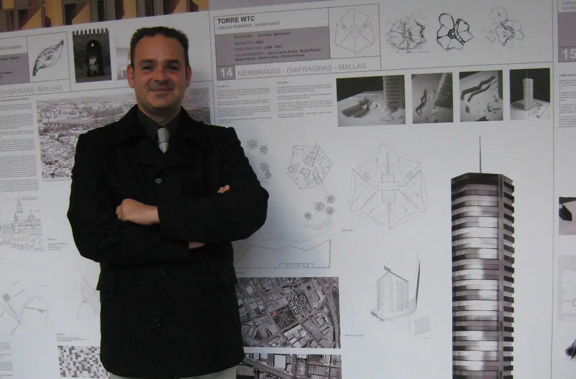 Juan Antonio Rodríguez Fernández ante su panel en una exposición de Carlos Ferrater