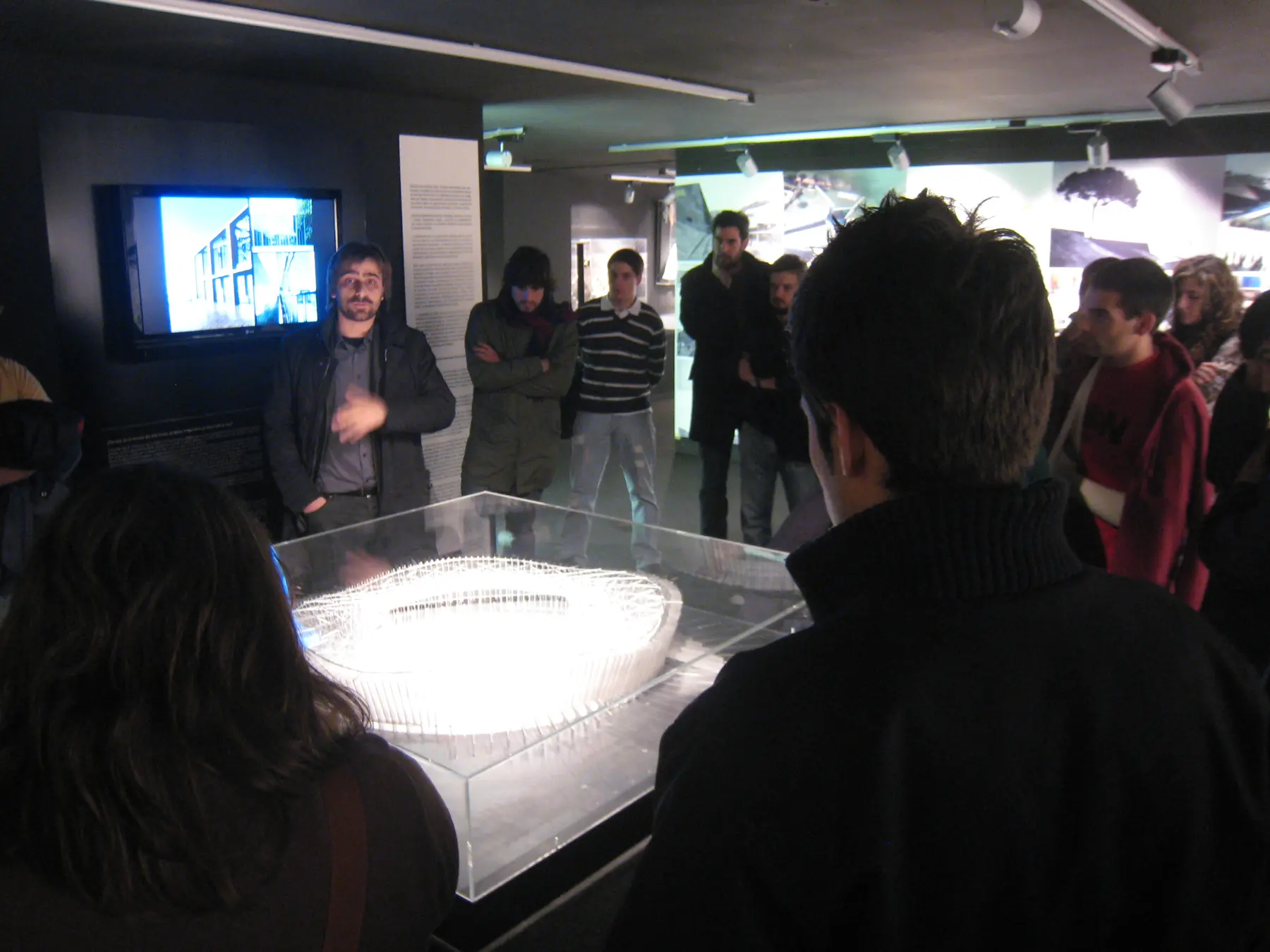 Visitantes en la exposición de OAB en la Fundación COAM