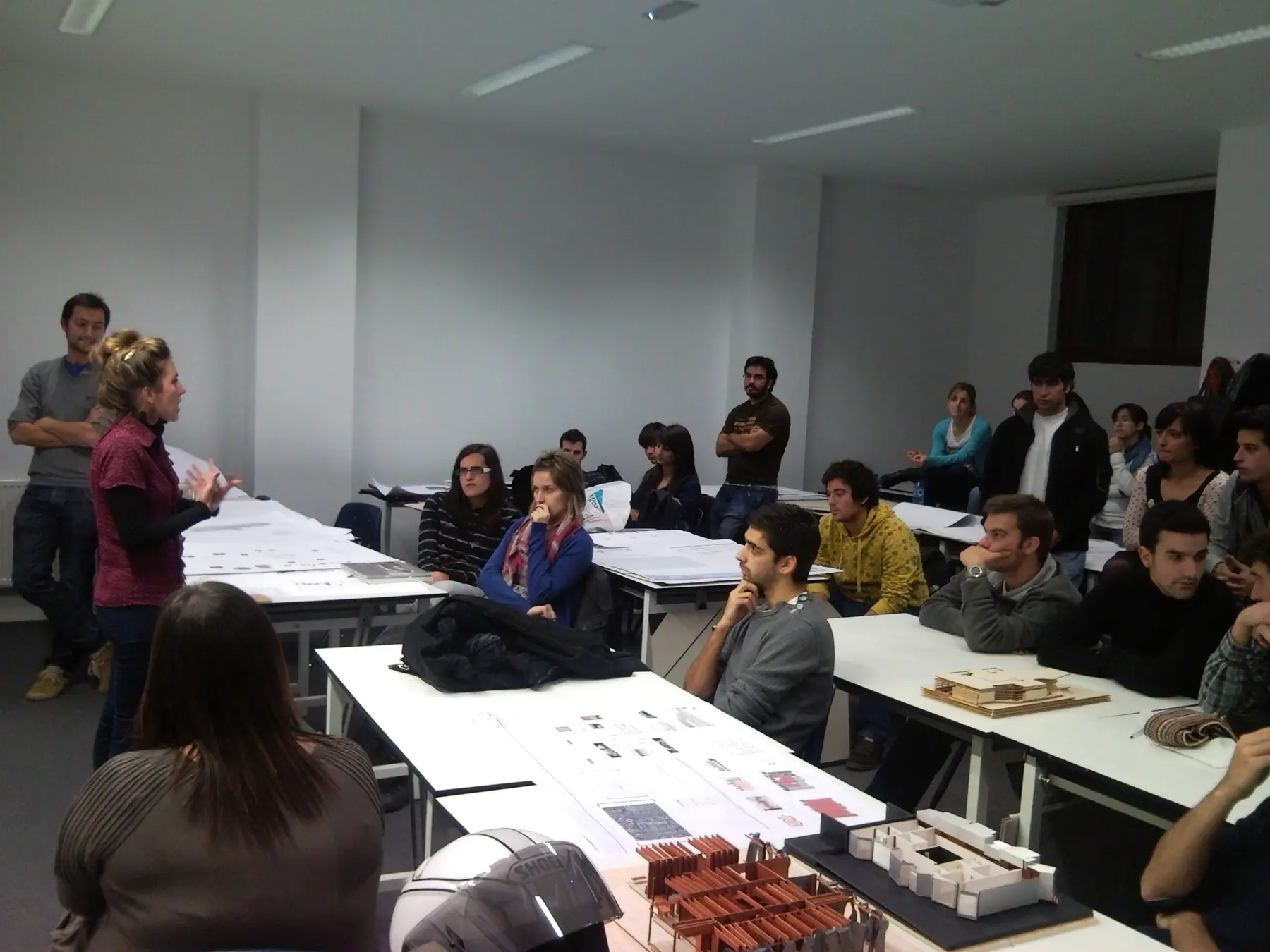 Antiguos alumnos, ya arquitectos, compartiendo su experiencia con estudiantes
