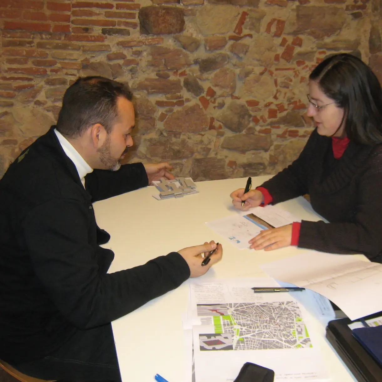 Juan Antonio Rodríguez Fernández trabajando sobre un proyecto con una estudiante